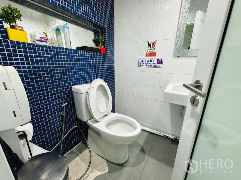 อาคารพาณิชย์ for sale in Watthana, Bangkok - ห้องน้ำสะอาด ผนังกระเบื้องโมเสคสีน้ำเงิน โถสุขภัณฑ์และอ่างล้างมือสีขาว