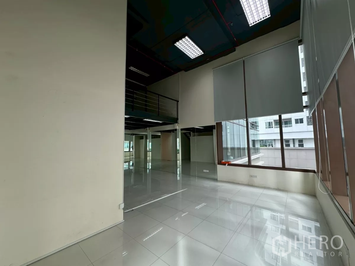 办公空间 出租在Khlong Toei, Bangkok - 高窗转角配卷帘，采光充足。