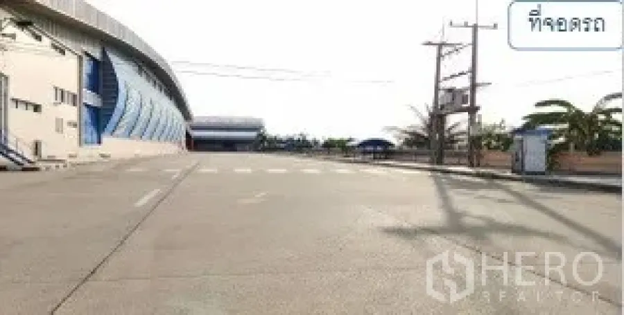 Warehouse for rent in Mueang Pathum Thani, Pathum Thani - Expansive approach road before the warehouse with ample turning radius.