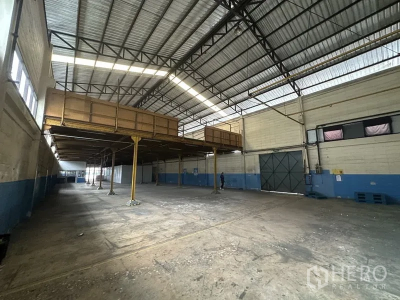 工厂 出售在Khlong Luang, Pathum Thani - 车间内部带钢制夹层平台与大型推拉门。