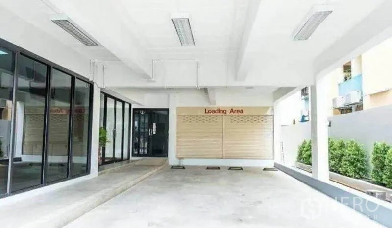 Home Office for rent or sale in Din Daeng, Bangkok - Covered loading area with roller shutter, glass frontage and driveway access.