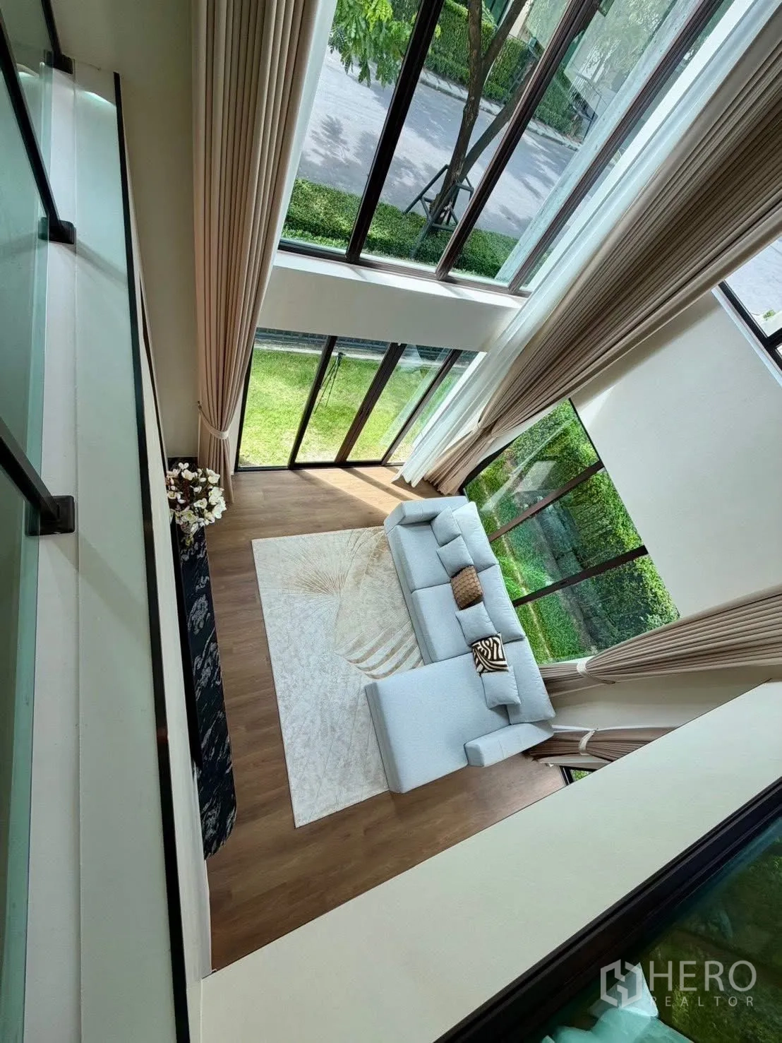 บ้านเดี่ยว for rent in Bang Phli, Samut Prakan - ห้องนั่งเล่นเพดานสูง ผนังกระจกเต็มบาน โซฟารูปตัวแอล มองเห็นสวน