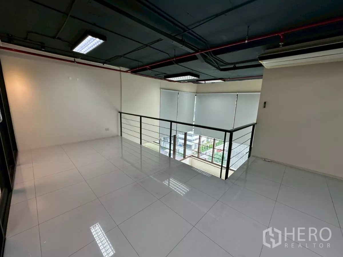 办公空间 出租在Khlong Toei, Bangkok - 夹层开放空间，栏杆俯瞰挑高区。