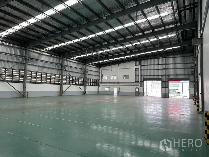 โรงงาน ให้เช่าในMueang Samut Prakan, Samut Prakan - พื้นที่ผลิตโล่ง โครงสร้างเหล็ก แผงรับแสงธรรมชาติ และทางเข้าประตูม้วน