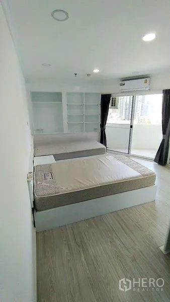 คอนโด ให้เช่าในWatthana, Bangkok - ห้องนอนที่สอง เตียงแพลตฟอร์มคู่ ชั้นวางบิลท์อิน และประตูออกระเบียง
