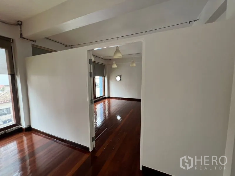 办公空间 出租在Watthana, Bangkok - 从主办公区进入的独立会议室，木地板与大窗户采光佳。