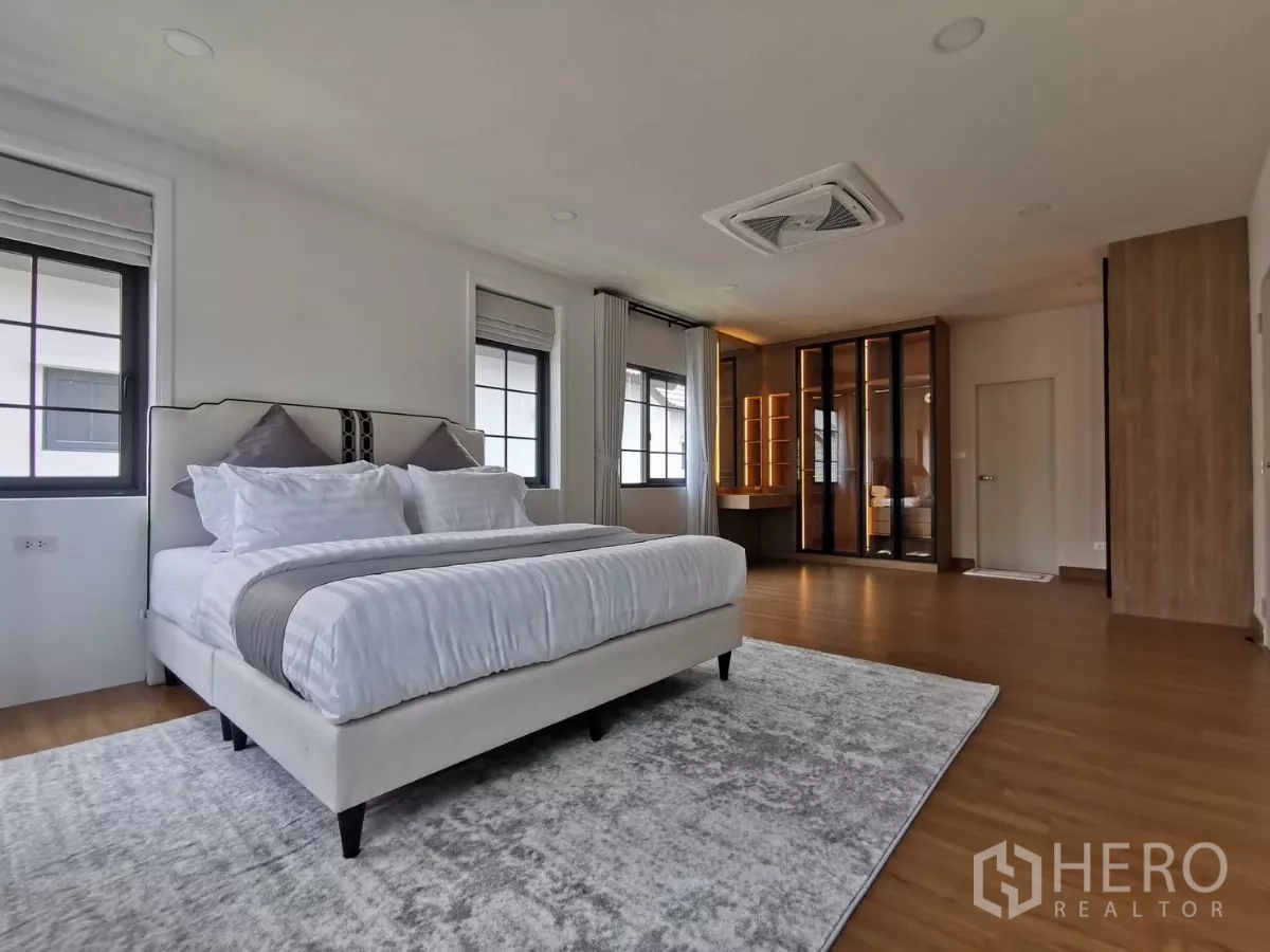 Detached House for rent in Bang Phli, Samut Prakan - Spacious master bedroom with king bed, wood floors and walk-in closet.