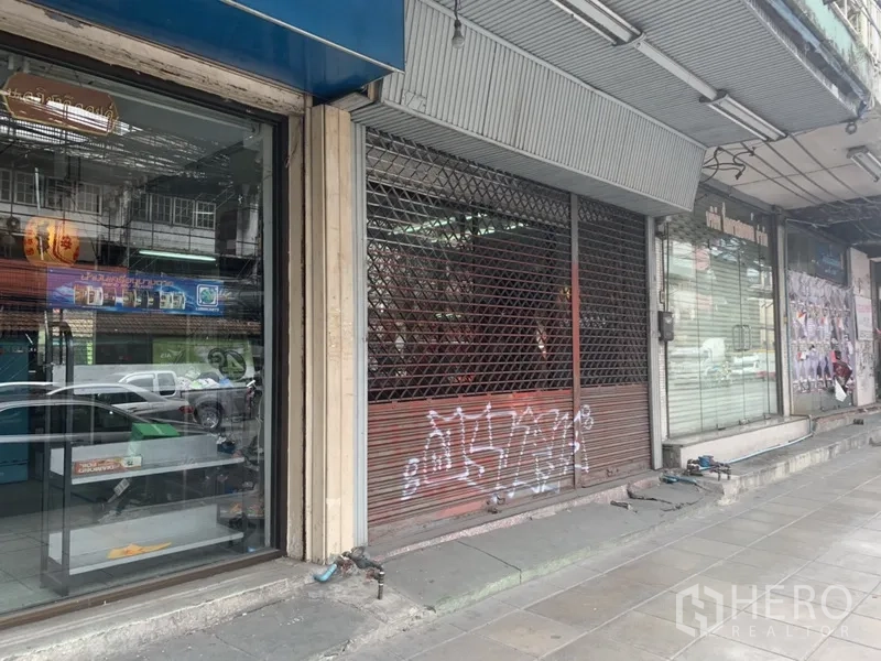 อาคารพาณิชย์ ให้เช่าในKhlong Toei, Bangkok - หน้าร้านชั้นถนน ประตูม้วนเหล็กและผนังกระจก ใต้กันสาดติดทางเท้า