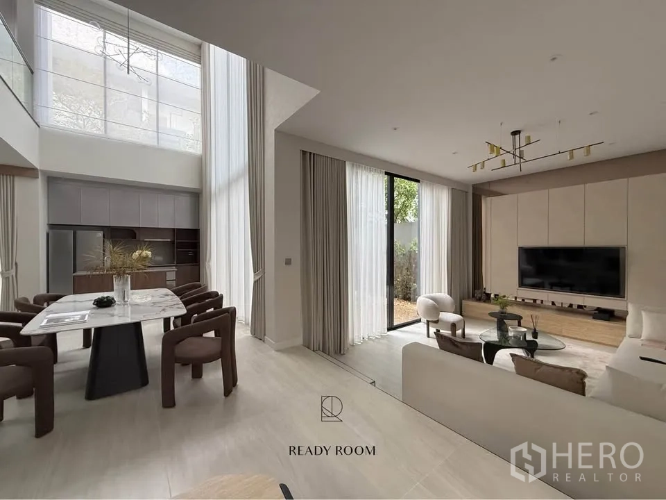 Detached House for rent in Bang Kapi, Bangkok - Open living and dining space with tall windows and sliding door to the patio.