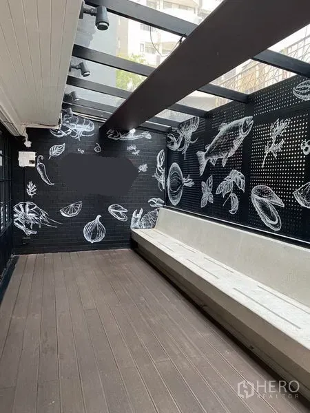 零售空间 出租在Khlong Toei, Bangkok - 带顶露台设长椅，黑色墙面食材手绘图案，适合打卡与陈列。