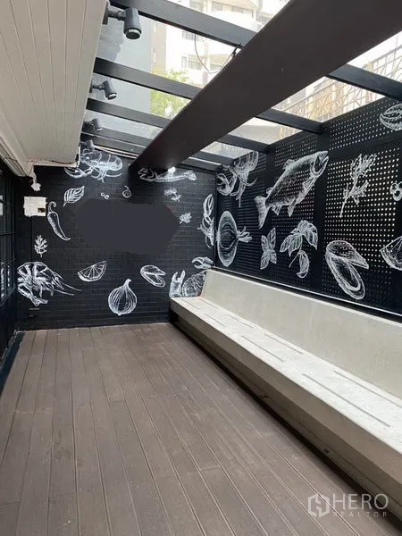 零售空间 出租在Khlong Toei, Bangkok - 带顶露台设长椅，黑色墙面食材手绘图案，适合打卡与陈列。