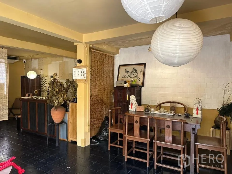 Retail Space for rent in Khlong Toei, Bangkok - Cozy interior featuring a wooden dining set, paper lanterns, and a small service counter.