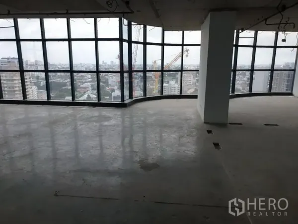 办公空间 出租在Watthana, Bangkok - 开放式楼层，弧形玻璃墙与全景城市视野