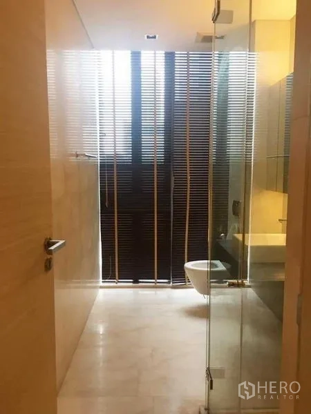 公寓 出租在Bang Rak, Bangkok - 玻璃淋浴间，百叶窗与中性瓷砖饰面。