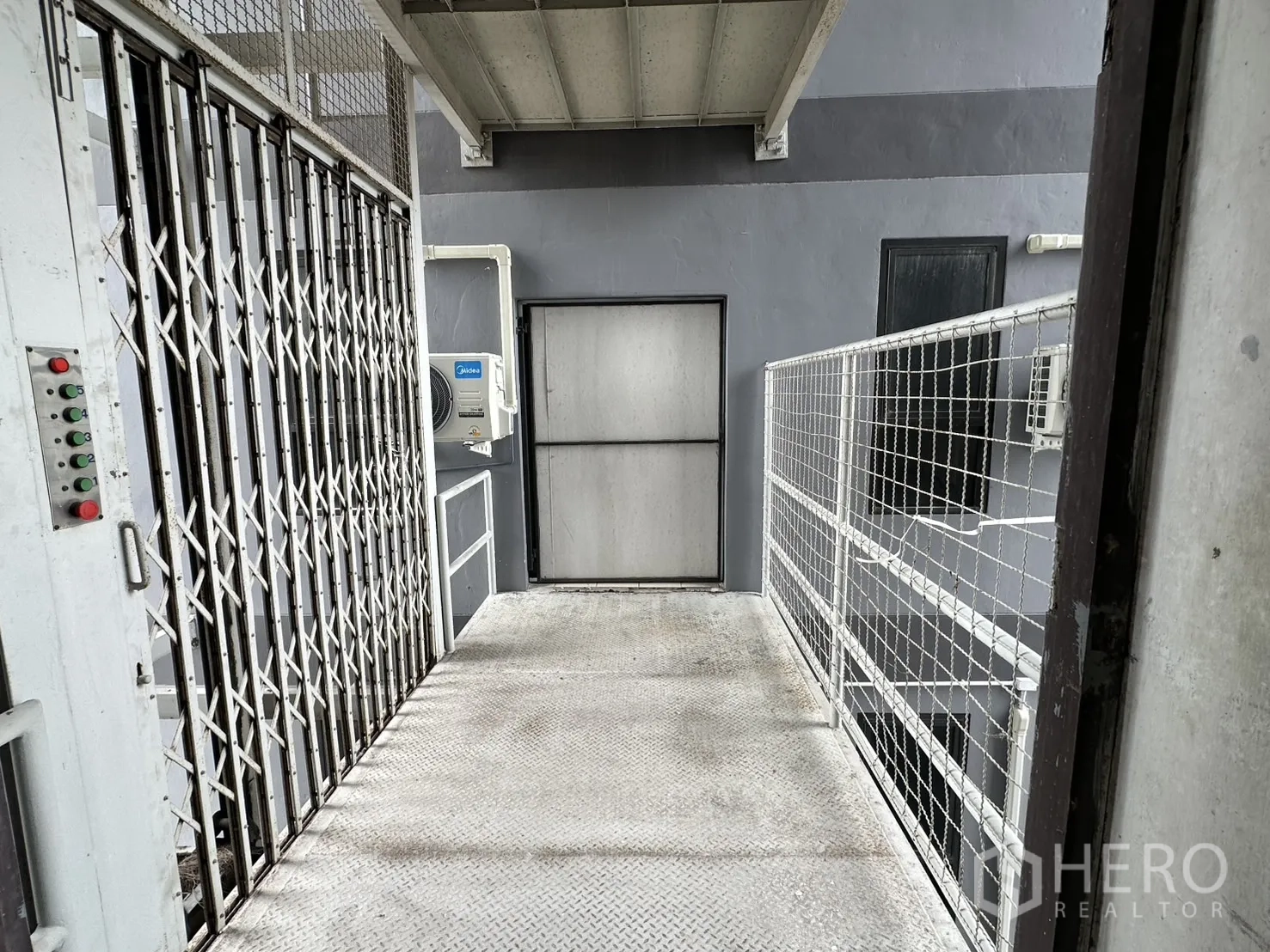 Warehouse for rent in Bang Phli, Samut Prakan - Service cargo lift platform with folding gate and control panel.