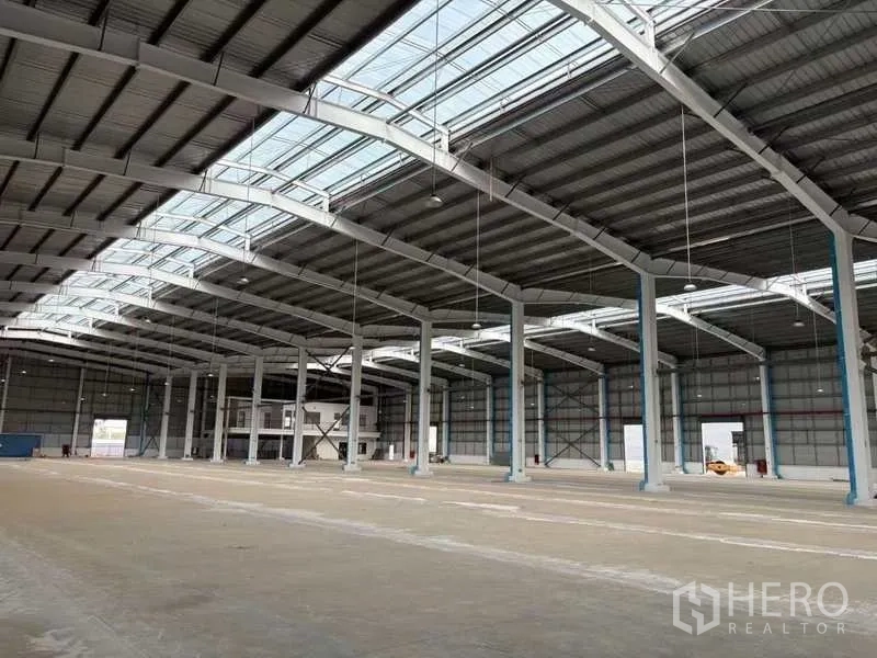Factory for rent in Rayong - Warehouse hall showing column grid, service rooms and large door openings for loading.