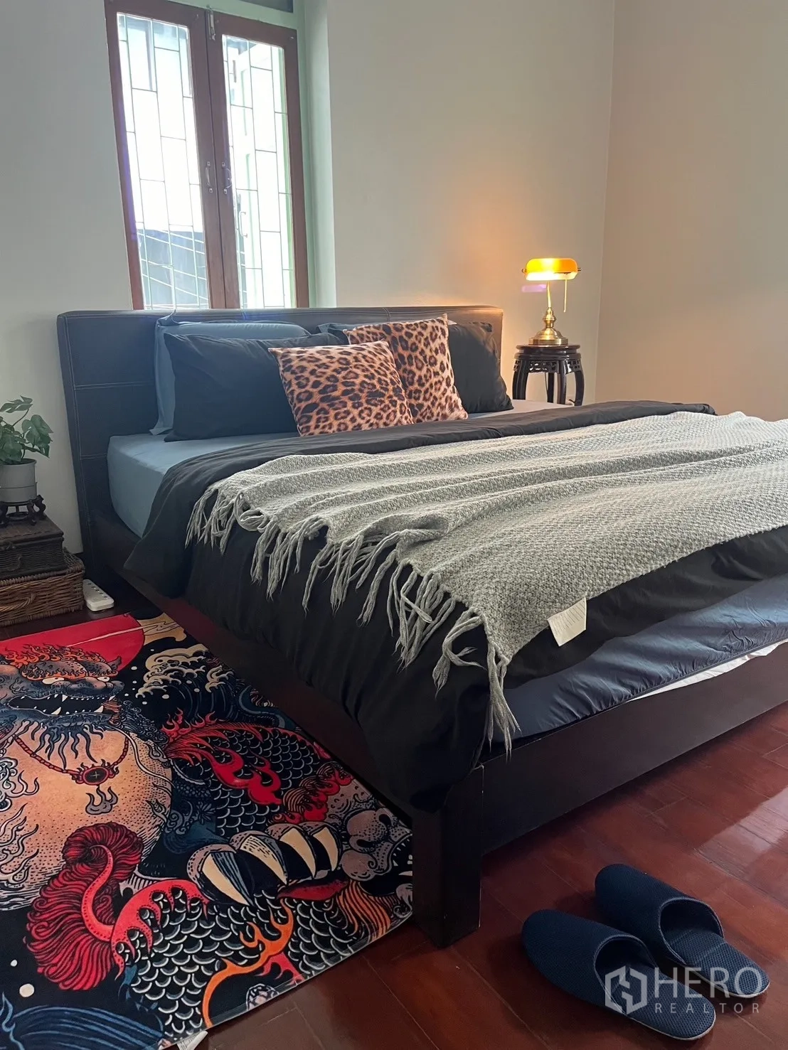 店屋 for rent in Bang Rak, Bangkok - 卧室视角，床、花纹地毯与木地板拖鞋。
