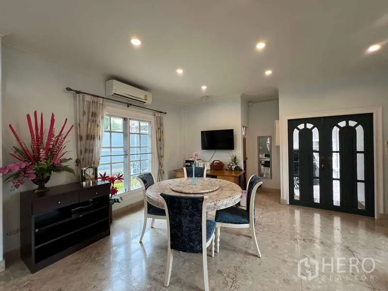 Detached House for rent in Bang Phli, Samut Prakan - Breakfast nook with round marble table, air conditioner, and garden-view window.