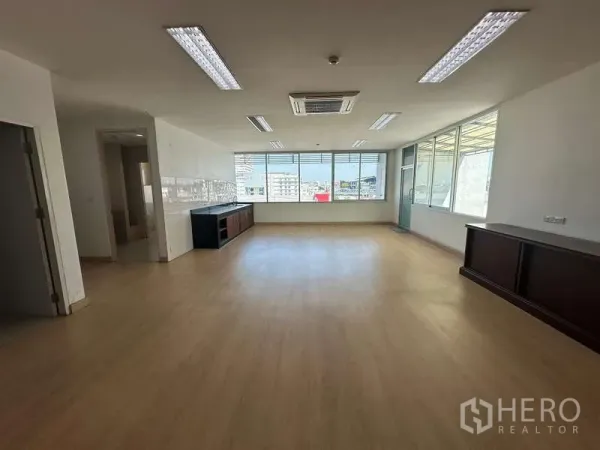 办公空间 出租在Prawet, Bangkok - 宽阔开放式办公室，观景窗与茶水间台面。