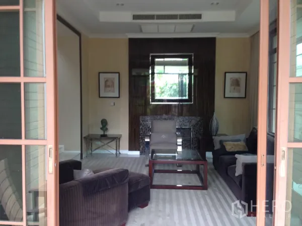 บ้าน ให้เช่าหรือขายในSuan Luang, Bangkok - ห้องนั่งเล่นอบอุ่น ประตูกระจกบานเลื่อน โซฟาและผนังตกแต่ง
