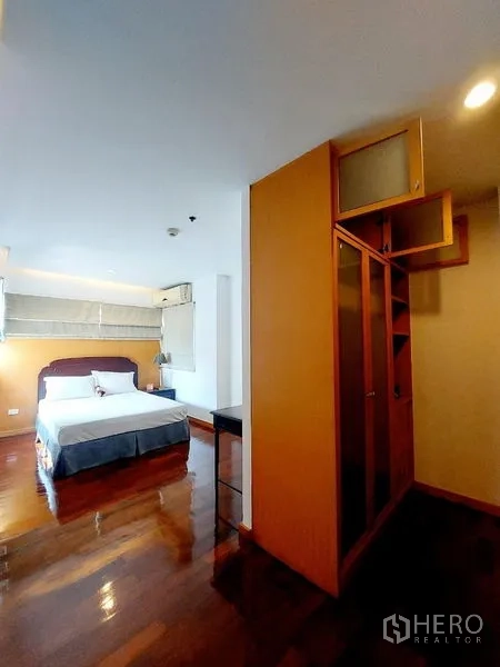 Apartment for rent - Bedroom with polished wood flooring, built-in wardrobe and double bed.