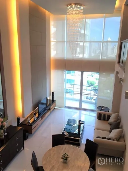 คอนโด ให้เช่าในPathum Wan, Bangkok - หน้าต่างกระจกสูงจรดเพดานพร้อมโคมระย้า เปิดออกสู่ระเบียงชมวิวเมือง