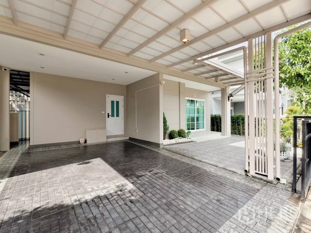 Detached House for rent in Khlong Luang, Pathum Thani - Covered two-car carport next to the main entrance