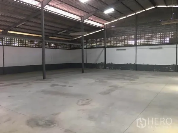 Warehouse for rent in Samut Prakan - Clean warehouse hall featuring high ceiling, steel columns and vented walls.