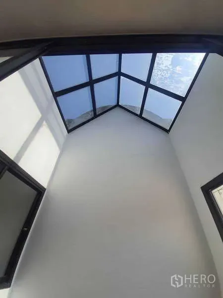 Townhouse for rent in Khlong Toei, Bangkok - Atrium with pitched glass skylight filling the home with natural light.
