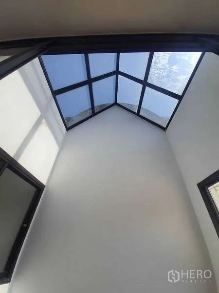 Townhouse for rent in Khlong Toei, Bangkok - Atrium with pitched glass skylight filling the home with natural light.