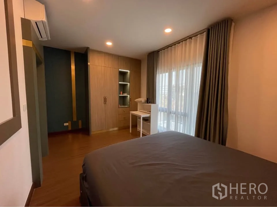 独栋房屋 for rent or sale in Bang Phli, Samut Prakan - 客卧带内置衣柜、书桌与窗帘。