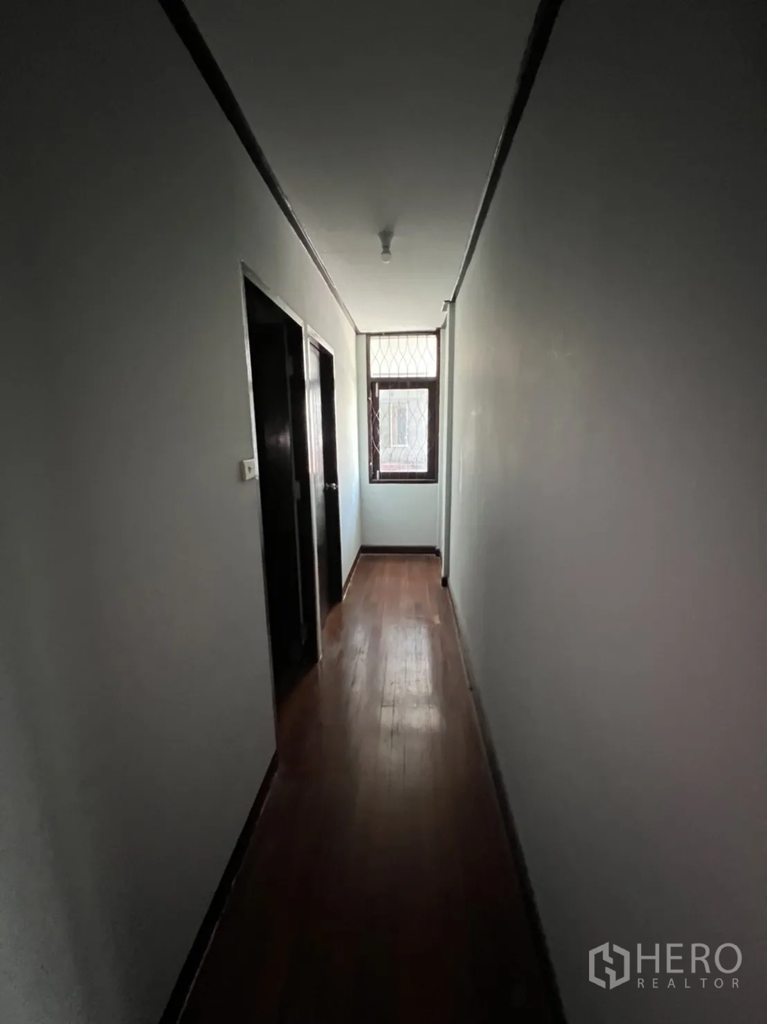 带办公室的家 出租在Watthana, Bangkok - 另一间小型卫生间，白色墙砖与坐便器。
