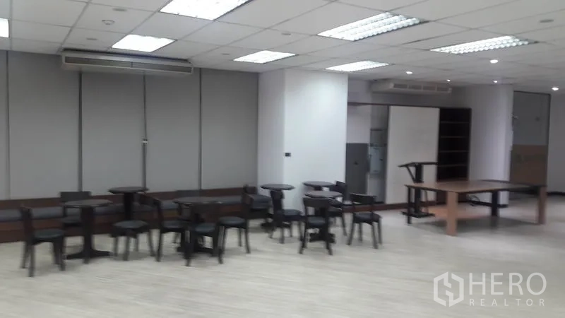 Office Space for rent in Huai Khwang, Bangkok - Modern office zone with multiple glass-framed meeting rooms and an open workspace.