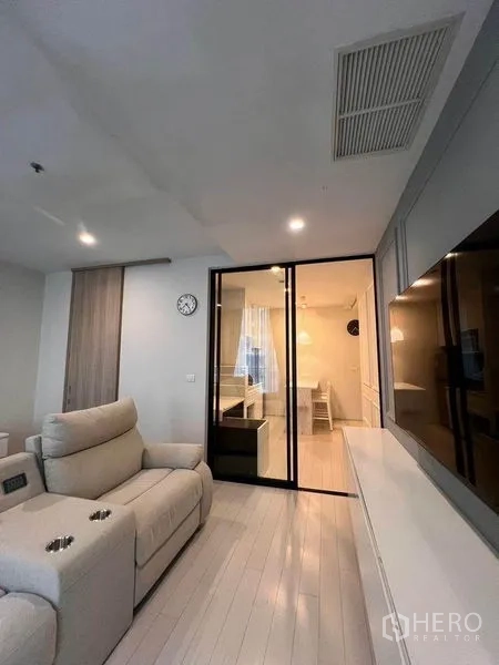 公寓 出租在Pathum Wan, Bangkok - 客厅望向玻璃推拉门后的厨房与中岛