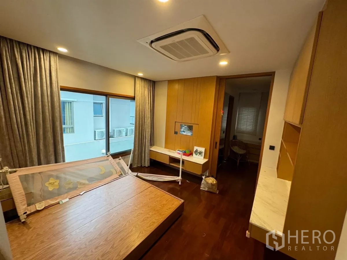 บ้าน ให้เช่าในPrawet, Bangkok - ห้องนอนที่สาม หน้าต่างบานใหญ่ ตู้บิวท์อิน และเตียงยกพื้น