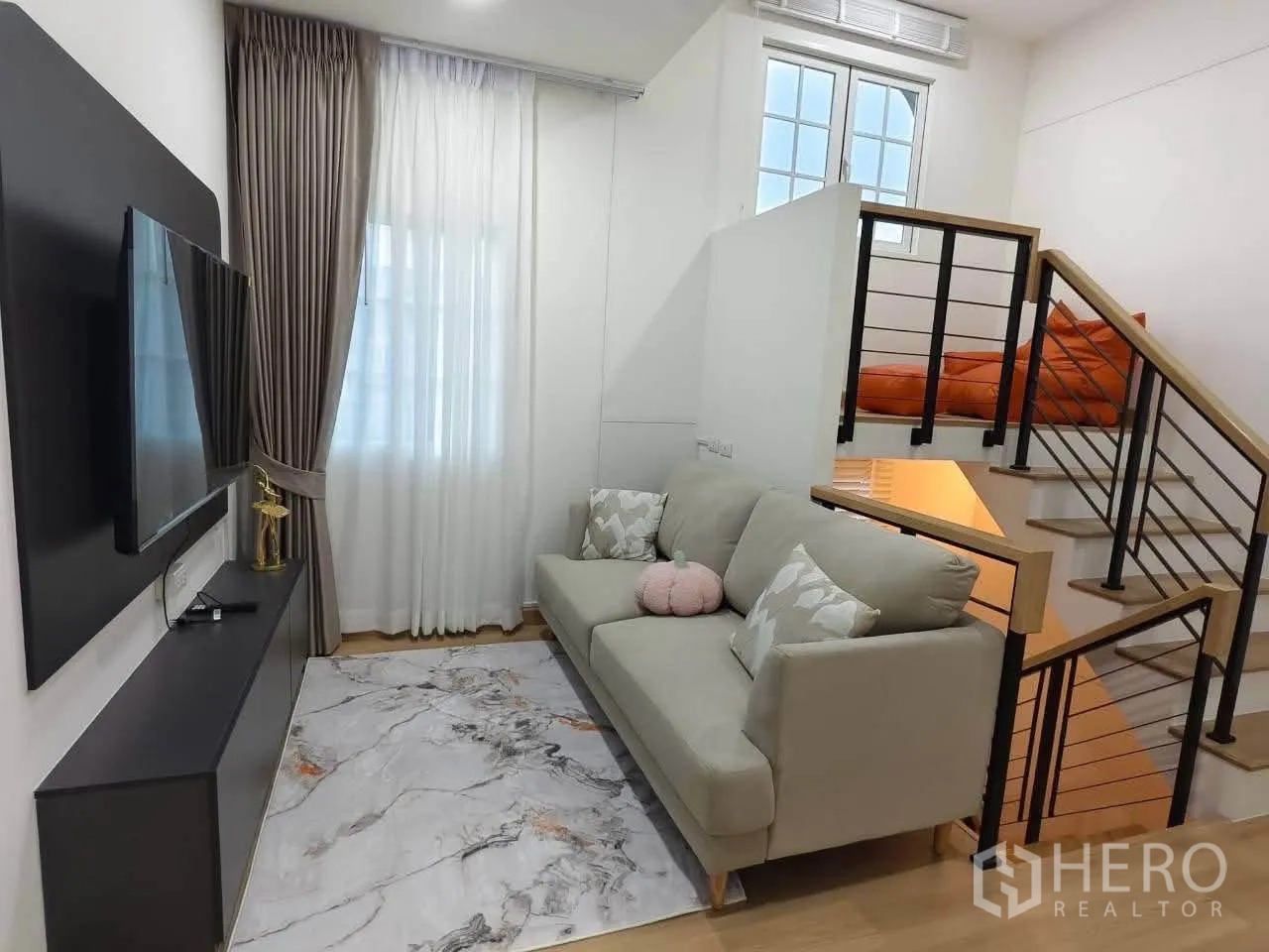 บ้านเดี่ยว for rent in Bang Phli, Samut Prakan - มุมนั่งเล่นทีวีพร้อมโซฟา และบันไดราวเหล็ก.