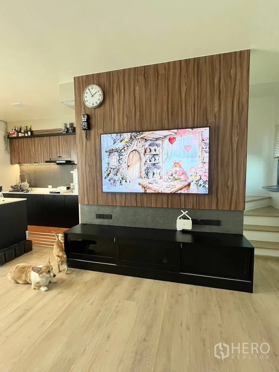 ทาวน์เฮาส์ for rent in Bang Phli, Samut Prakan - ผนังชั้นวางทีวีในห้องนั่งเล่นกรุไม้ ติดทีวีขนาดใหญ่และพื้นไม้โทนอ่อน
