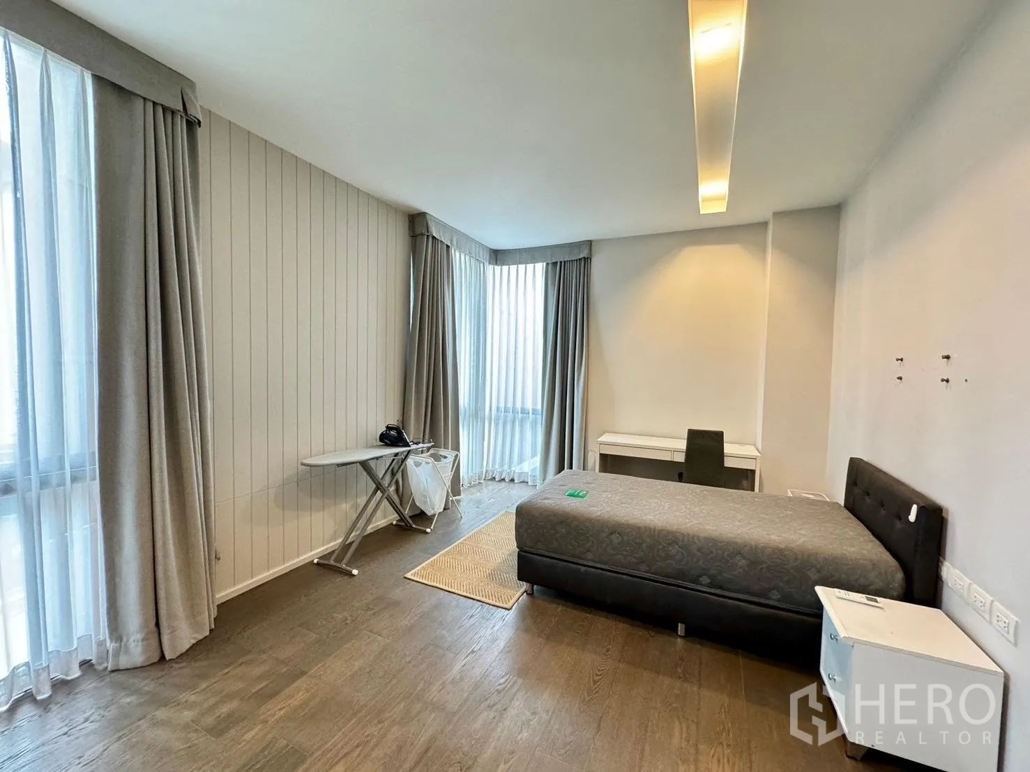 独立式住宅 出租或出售在Prawet, Bangkok - 转角卧室，两面采光并带小书桌。