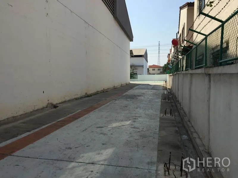 โรงงาน ให้เช่าในBang Bo, Samut Prakan - ประตูรั้วและลานคอนกรีตด้านหน้าในโครงการอุตสาหกรรม