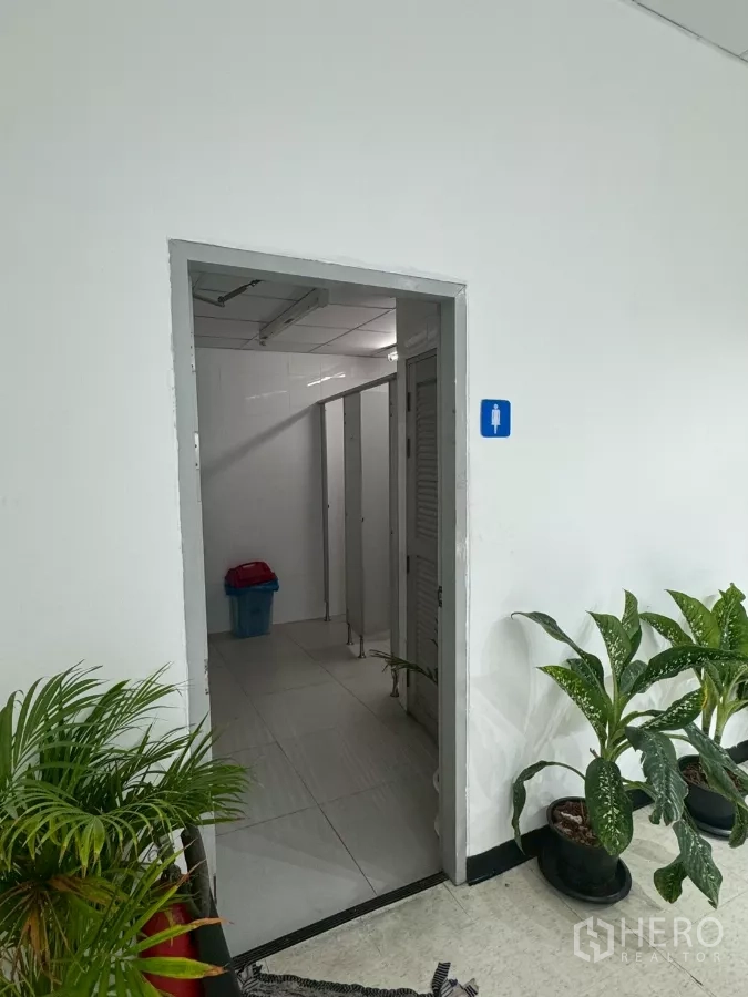 店屋 出租在Samphanthawong, Bangkok - 卫生间入口，门旁摆放盆栽。