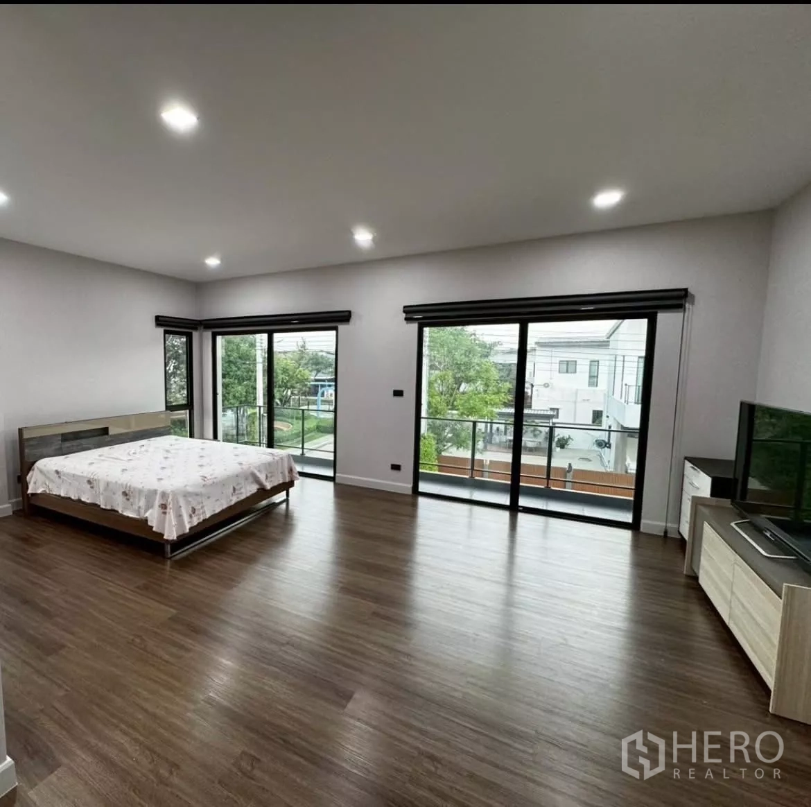 独立式住宅 出租或出售在Lat Krabang, Bangkok - 宽敞主卧，木地板，超大推拉落地窗通向阳台。