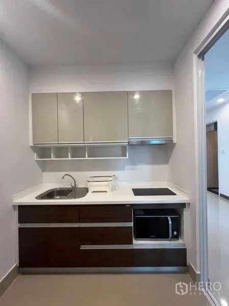 公寓 出租在Ratchathewi, Bangkok - 独立小厨房，带水槽、电磁炉、微波炉和吊柜。