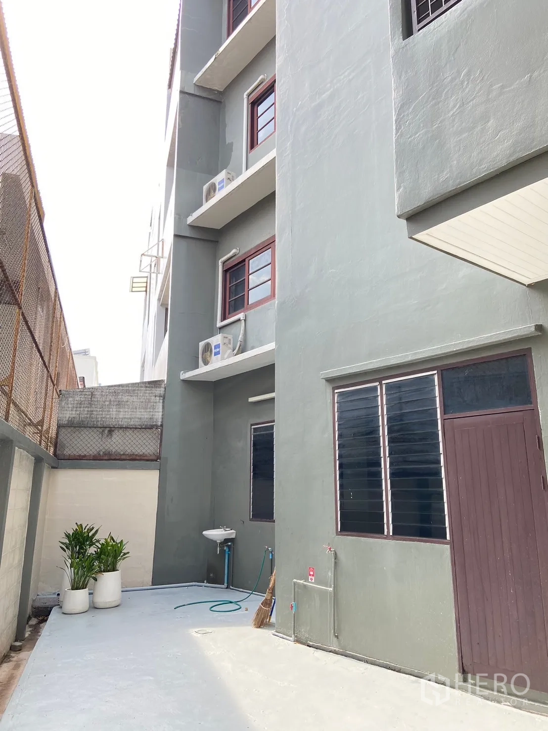 家庭办公室 for rent in Watthana, Bangkok - 建筑外观为多层住宅式立面，白色镂空大门与阳台