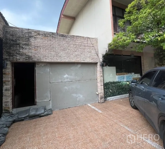 Retail Space for rent in Watthana, Bangkok - Tiled forecourt with marked parking bays beside a low-rise brick shop unit.