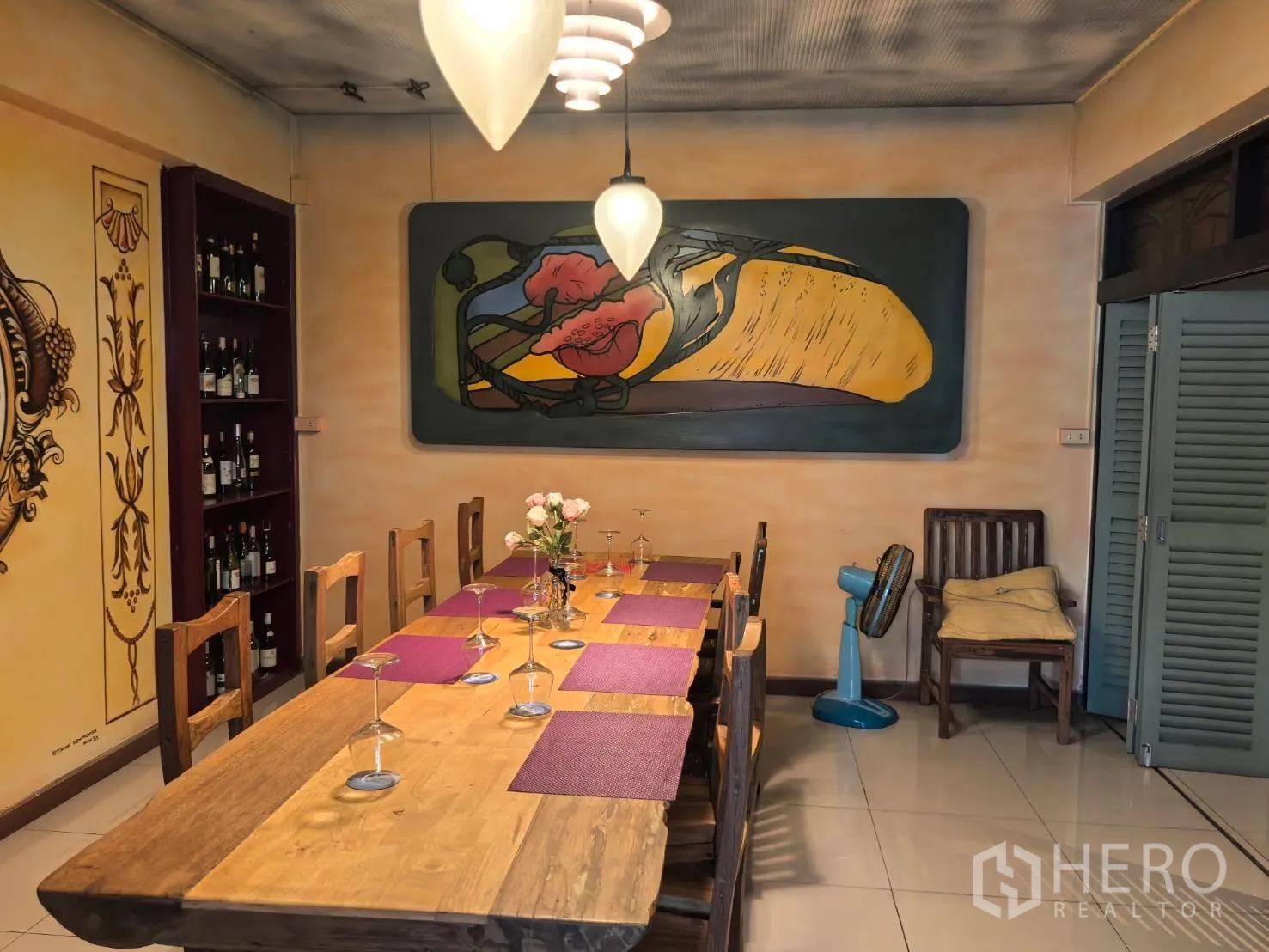 独栋房屋 for rent in Watthana, Bangkok - 私密餐房，长木桌、吊灯与墙面装饰画。
