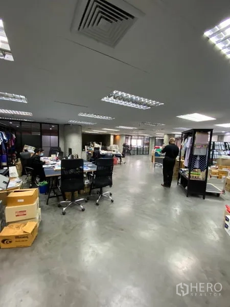 办公空间 出租在Khlong Toei, Bangkok - 宽敞开放办公区，工位布局，吊顶通风口与明亮照明。