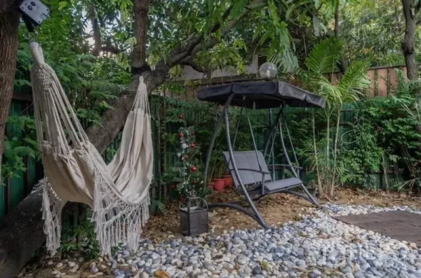 独立式住宅 出租在Ratchathewi, Bangkok - 树荫花园，配吊床和双人秋千椅。
