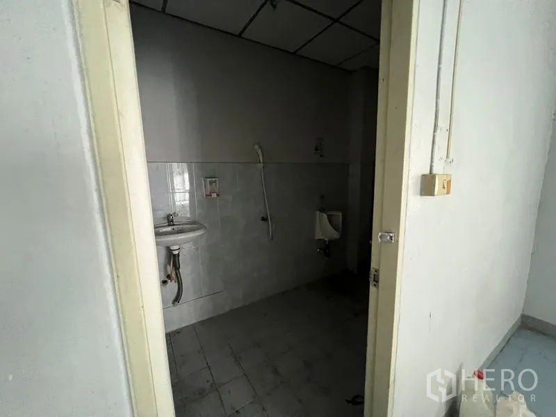 货栈 出租在Bang Sao Thong, Samut Prakan - 员工卫生间，带洗手盆和小便器。