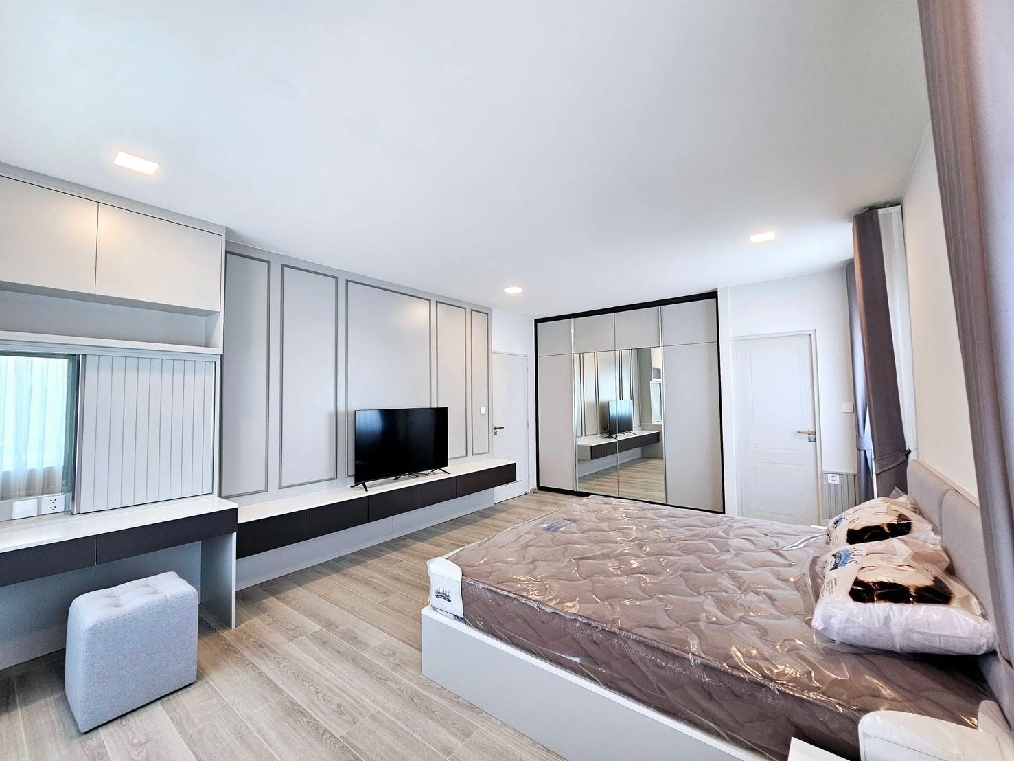 บ้าน ให้เช่าในBang Phli, Samut Prakan - มุมห้องนอนใหญ่ โชว์โต๊ะเครื่องแป้ง โต๊ะทำงาน และตู้กระจก