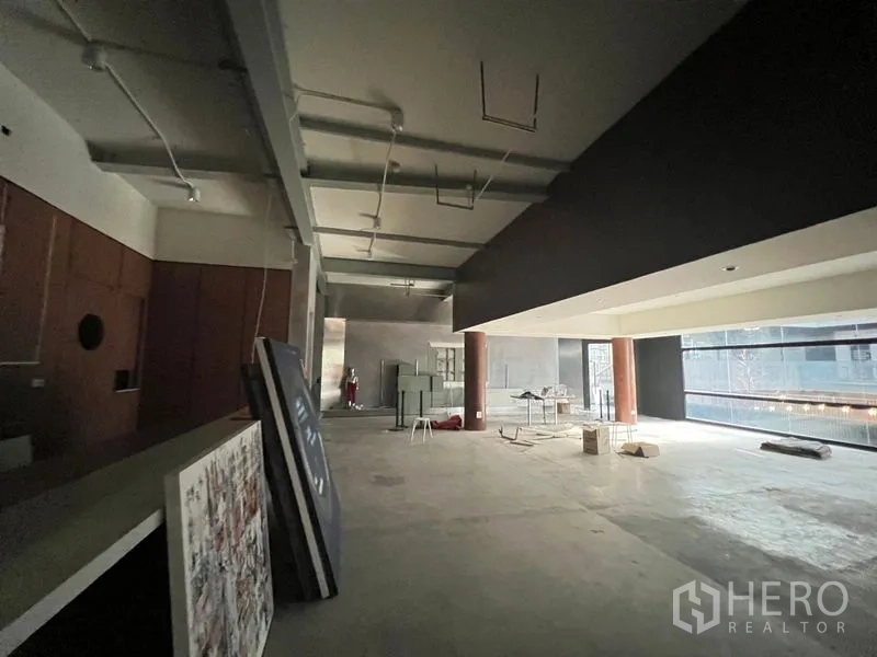 Retail Space for rent in Watthana, Bangkok - Exposed ceiling and expansive floor plate with columns and perimeter glazing.